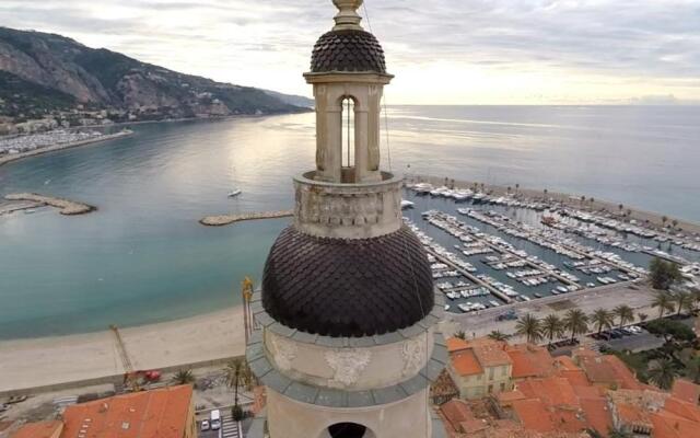Menton nella vecchia città con vista mare