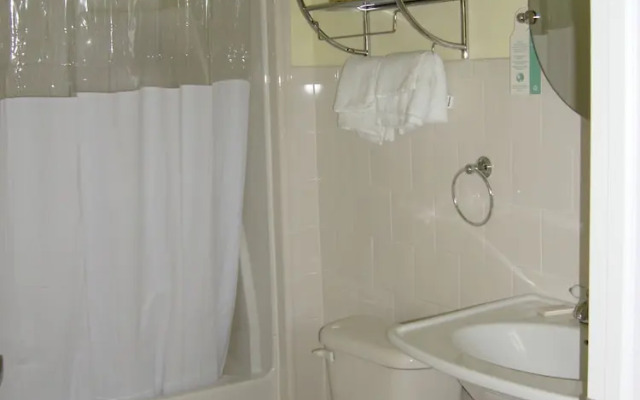 The City Hotel Bar & Grill