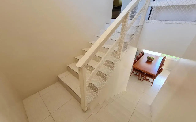 Ampla casa com 5 quartos e vista para o mar