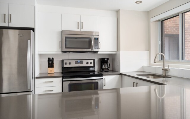 Bold Downtown Montréal Suites by Sonder