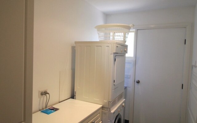 Torino 6 - Lake Jindabyne & Snowy Mountain Views