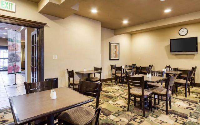 Holiday Inn Express Oakwood Village