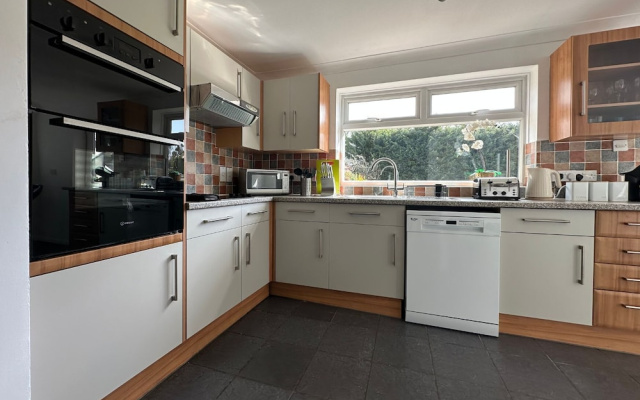 Spacious 5 Bedroom With 4 Baths Off-road Parking
