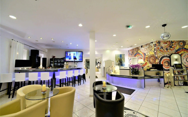 Ascot Hotel