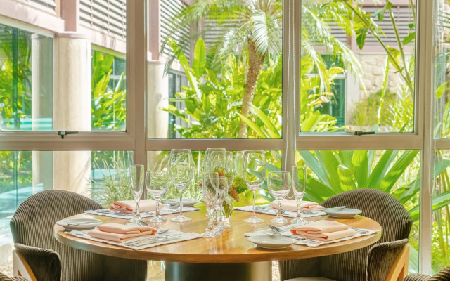 Almenat Embu das Artes, Tapestry Collection by Hilton