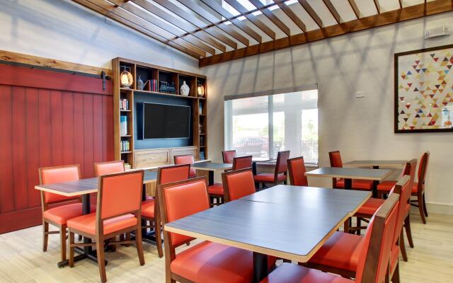 Holiday Inn Express & Suites Aurora - Naperville by IHG
