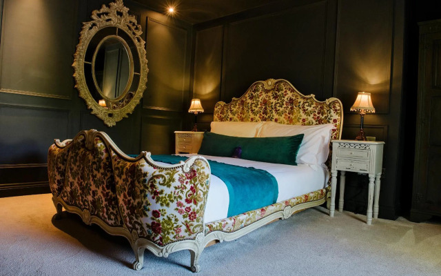 Le Petit Chateau & William de Percy