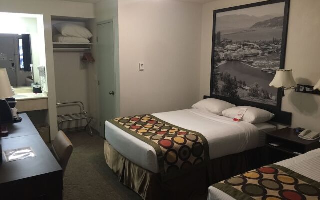 Super 8 by Wyndham Kelowna Bc