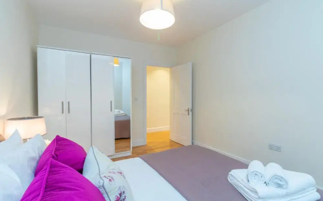 Modern Two Bedroom Apartment in Hammersmith - 203a, London