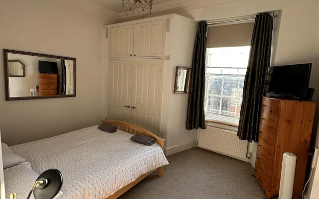 Charming 2-bedroom Apartment Located in Ayr