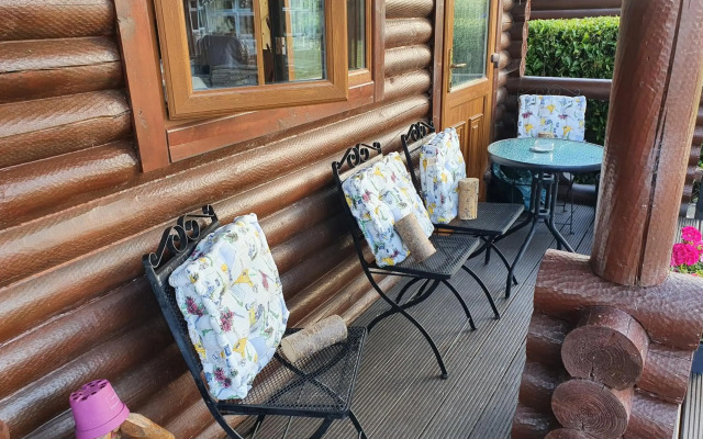 Cosy Countryside Log Cabin