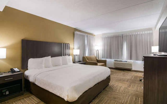 Clarion Pointe Jamestown - Falconer