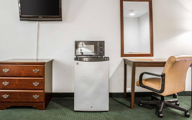 Econo Lodge Inn & Suites Ft. Jackson