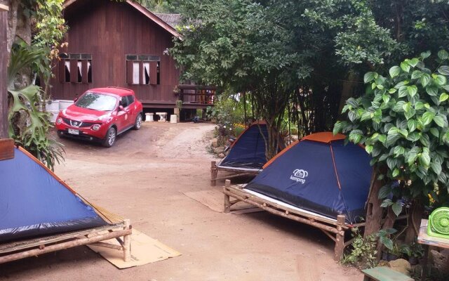 清迈湄康蓬胡安伯格哈格酒店(Maekampong Huean Bog Hug Chiangmai)