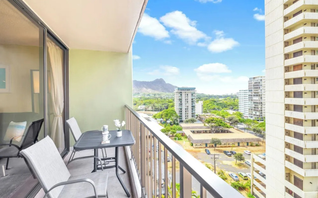 Waikiki Sunset Close to Beach with Parking