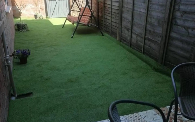 Beach Apartment - Sleeps 4, Garden & Parking