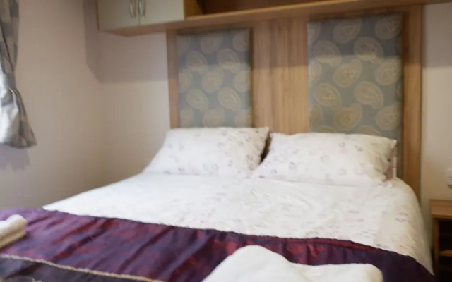 Excellent Caravan 2 Bedrooms Sleeps 6