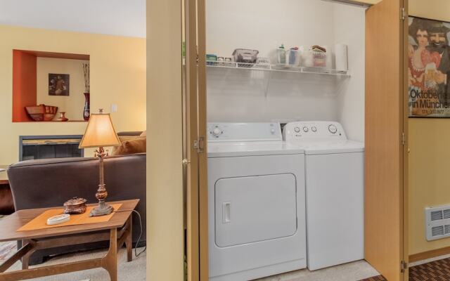 Suite Serenity 3 Bedroom Condo by NW Comfy Cabins by RedAwning