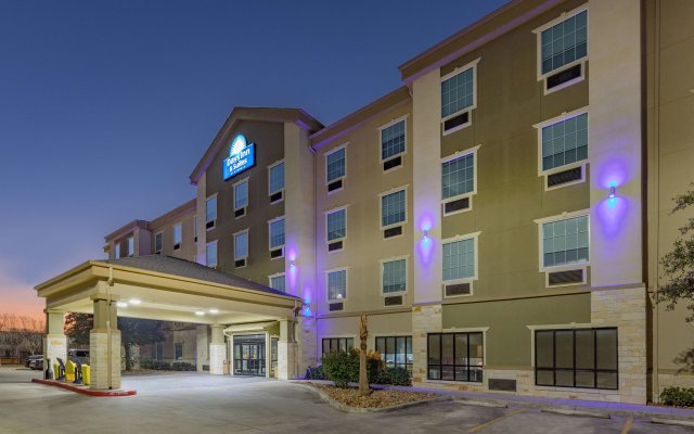 Days Inn & Suites by Wyndham San Antonio near Frost Bank Center