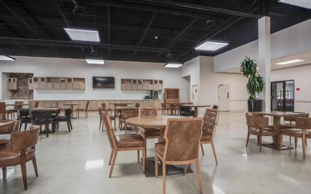 Cottonwood Suites Savannah Hotel & Conference Center