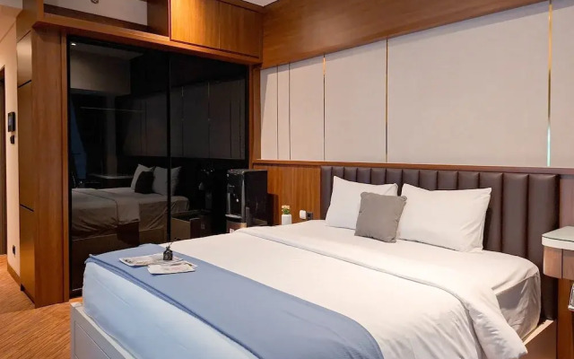 Modern Rustic Studio Apartment At Carstensz Residence