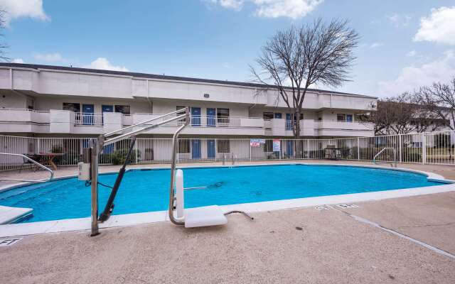 Motel 6 Dallas - Irving DFW Airport East