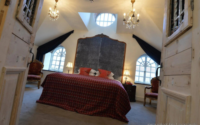 Moonfleet Manor