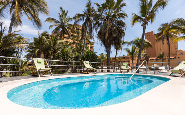 Costa De Oro Beach Hotel