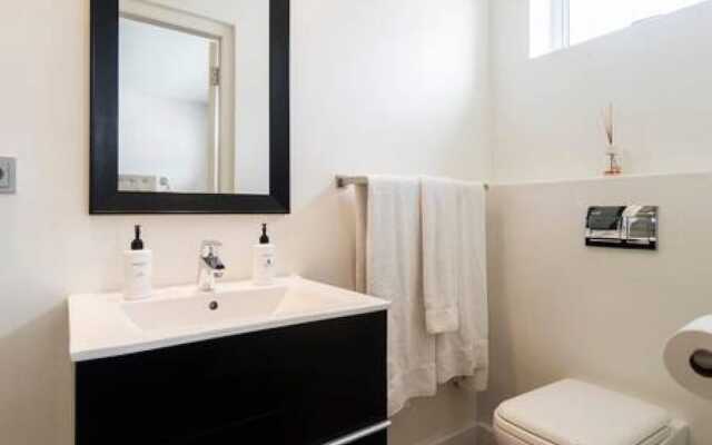 Beautiful Holiday Apartment Overlooking the Beach Modoco