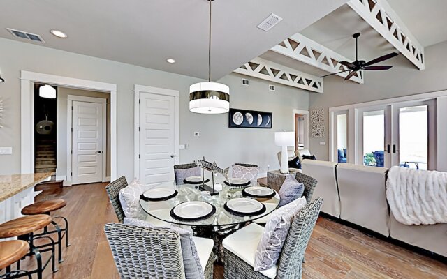 Luxe Waterfront - 3 Br Home