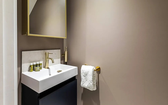 Luxurious 3 Bed Flat With Patio and Garden