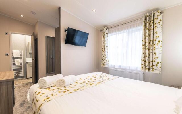 Moore Lodge with Hot Tub