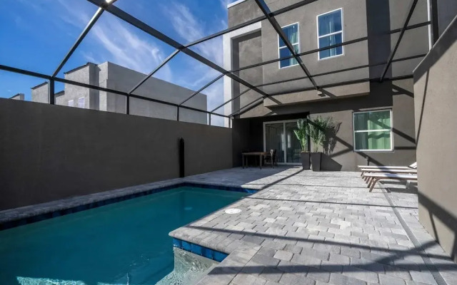 5BR Home With Private Pool Themed Decor
