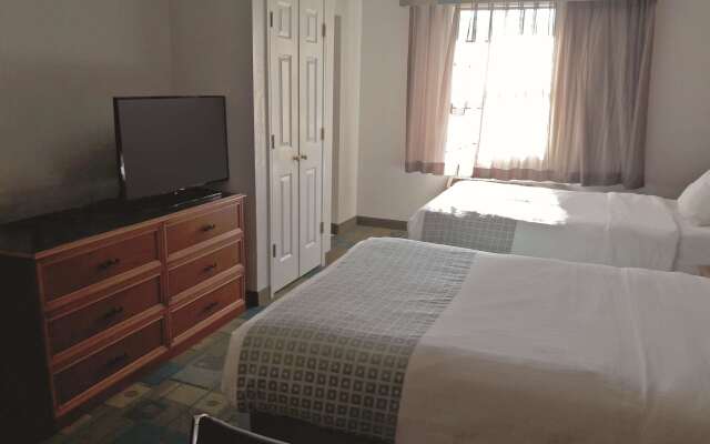 La Quinta Inn by Wyndham Pittsburgh Airport