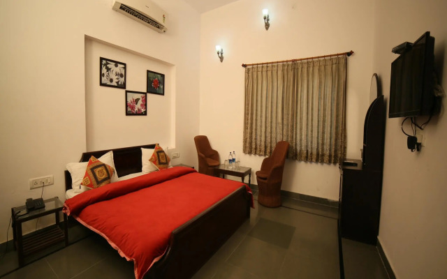 OYO 14119 Hotel Manwar