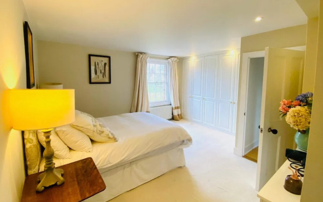 Stunning 6-bed Country House With Heated Pool