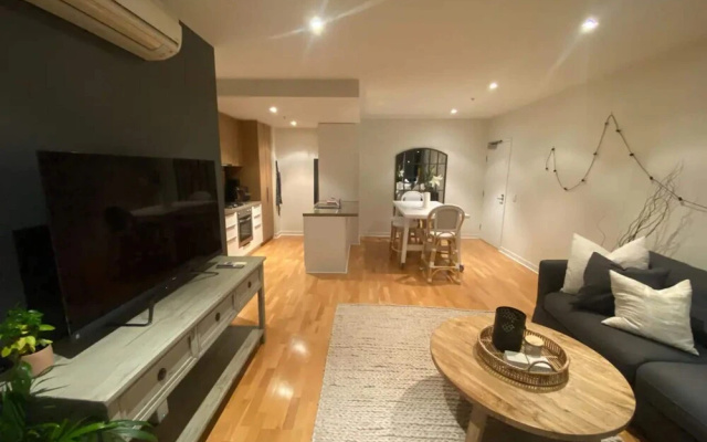 Stylish 2 Bedroom Apartment in Port Melbourne With City Views – Guest Rooms – Melbourne