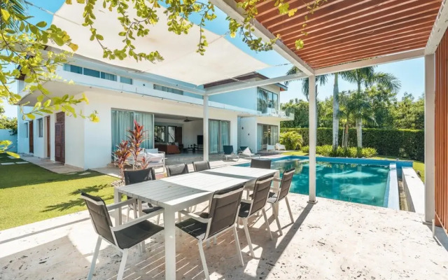 Luxury 6BR Villa w Pool Maid at Yarari