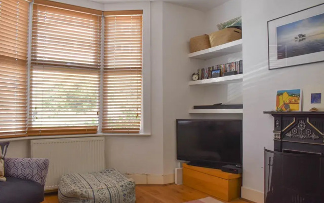 Cosy 1 Bedroom Modern Maisonette with Summertime Balcony