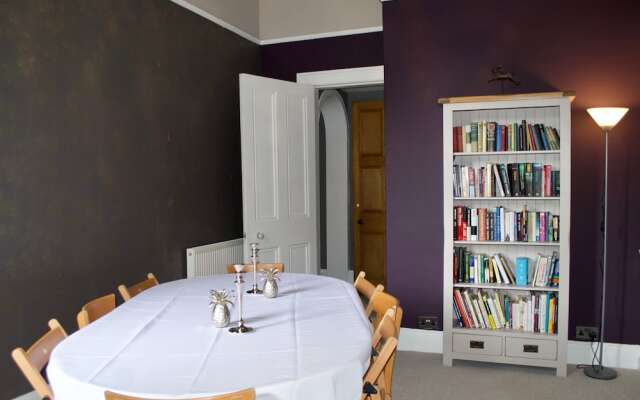 Central 2 Bedroom Home In Edinburgh