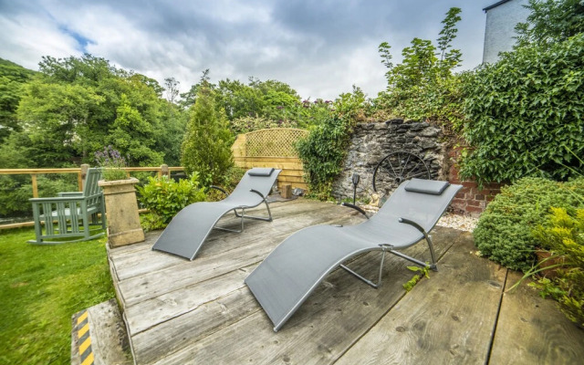 Cornerstones, 16th Century Luxury Self Catering House overlooking the River Dee