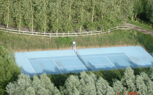 Charming Chalet with Swimming Pool in Quend