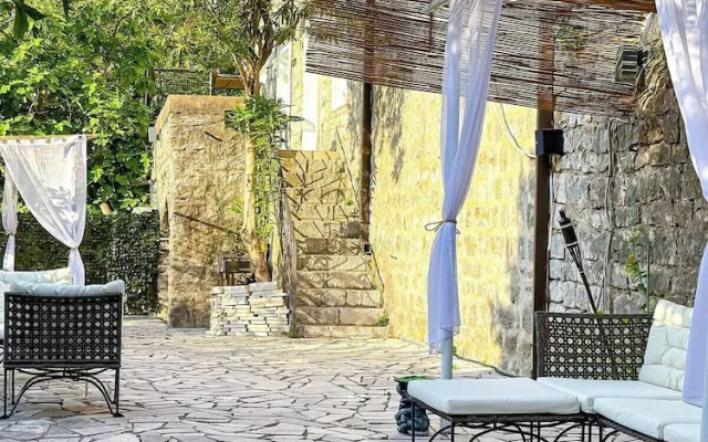 Sereni̇ta Stone House