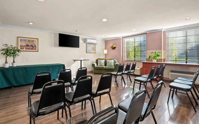 Howard Johnson by Wyndham Pasadena