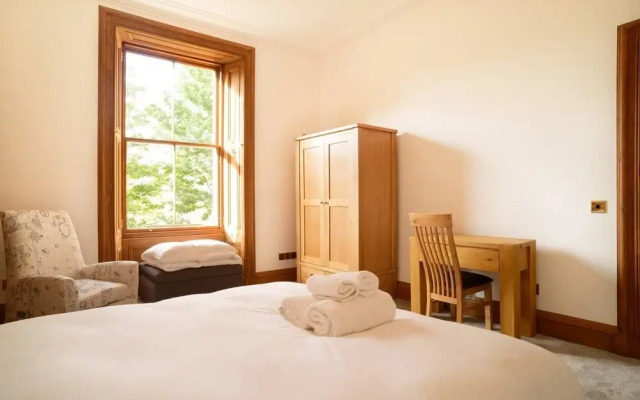 JOIVY 5 Bedroom Apt Near Meadows & George Square