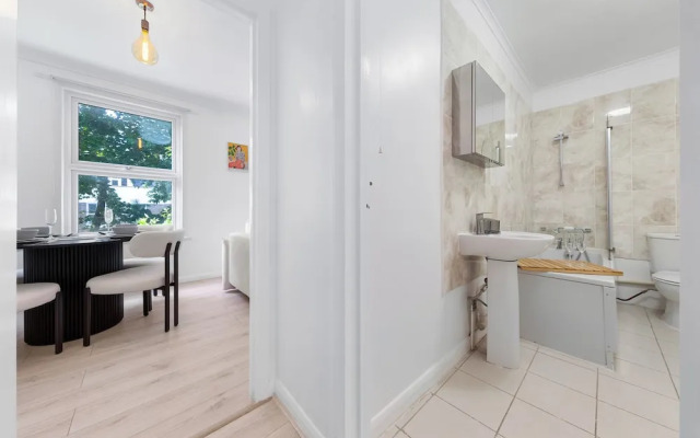 Charming London Apartment Near City Center