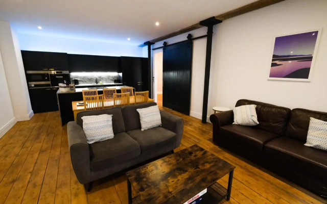 The Eden Warehouse - Pink Apartment (sleeps 4)