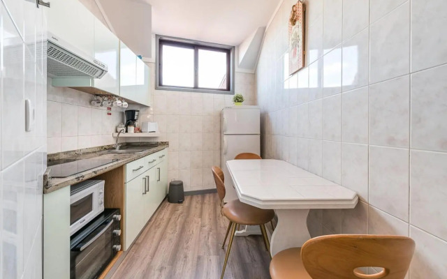 Guestready - Red Stripes