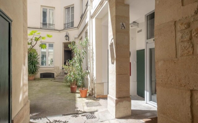 Stylish Apartment For 2 In The Heart Of Paris