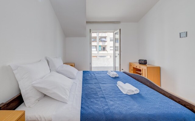 Spacious Apartment w Three Balconies and Parking